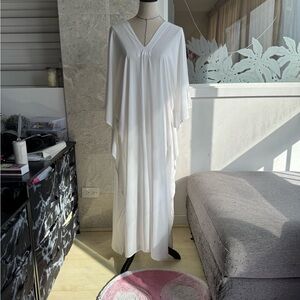 Chic White V-Neck Kaftan